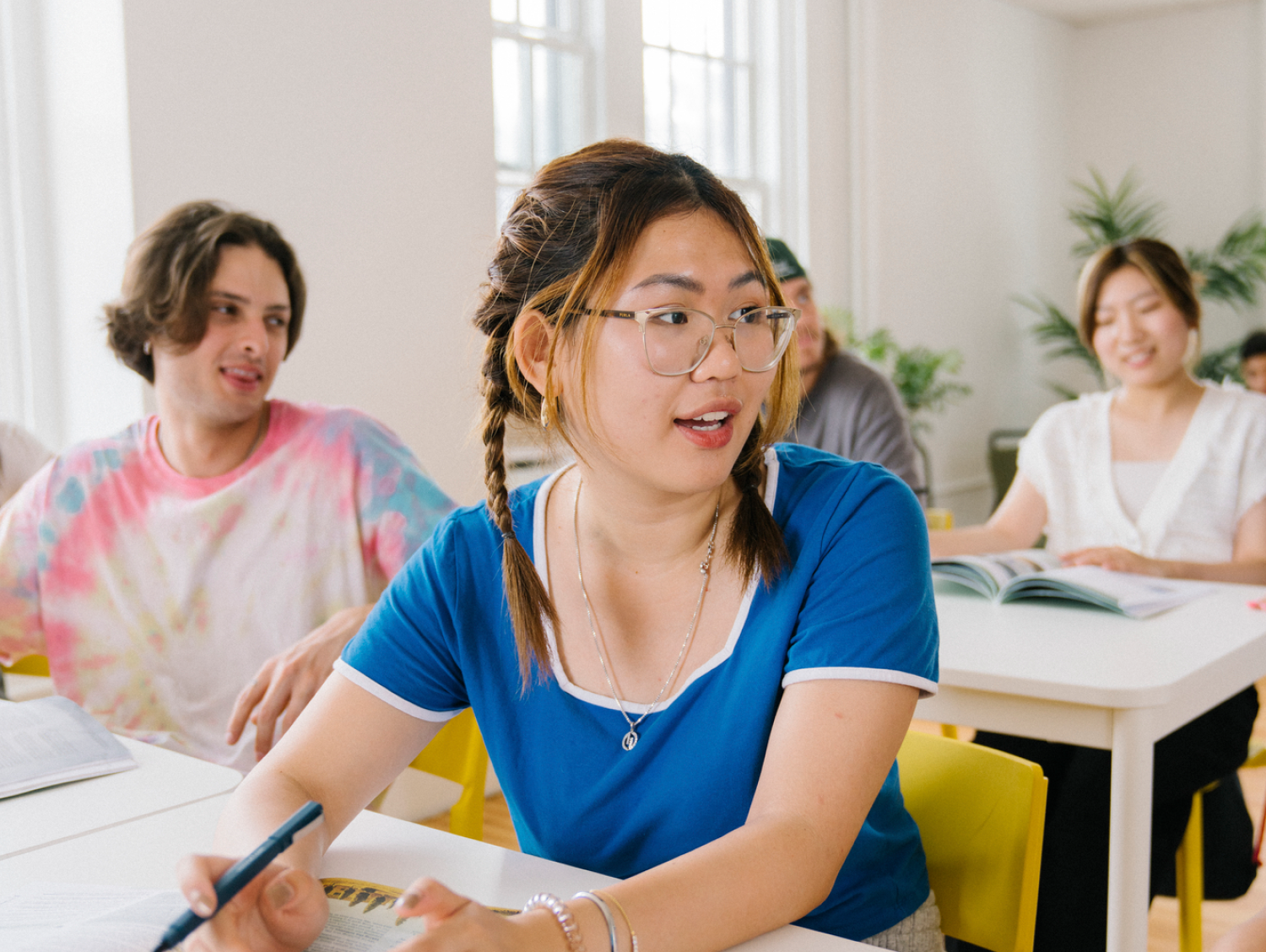 Estudiantes aprendiendo en el aula