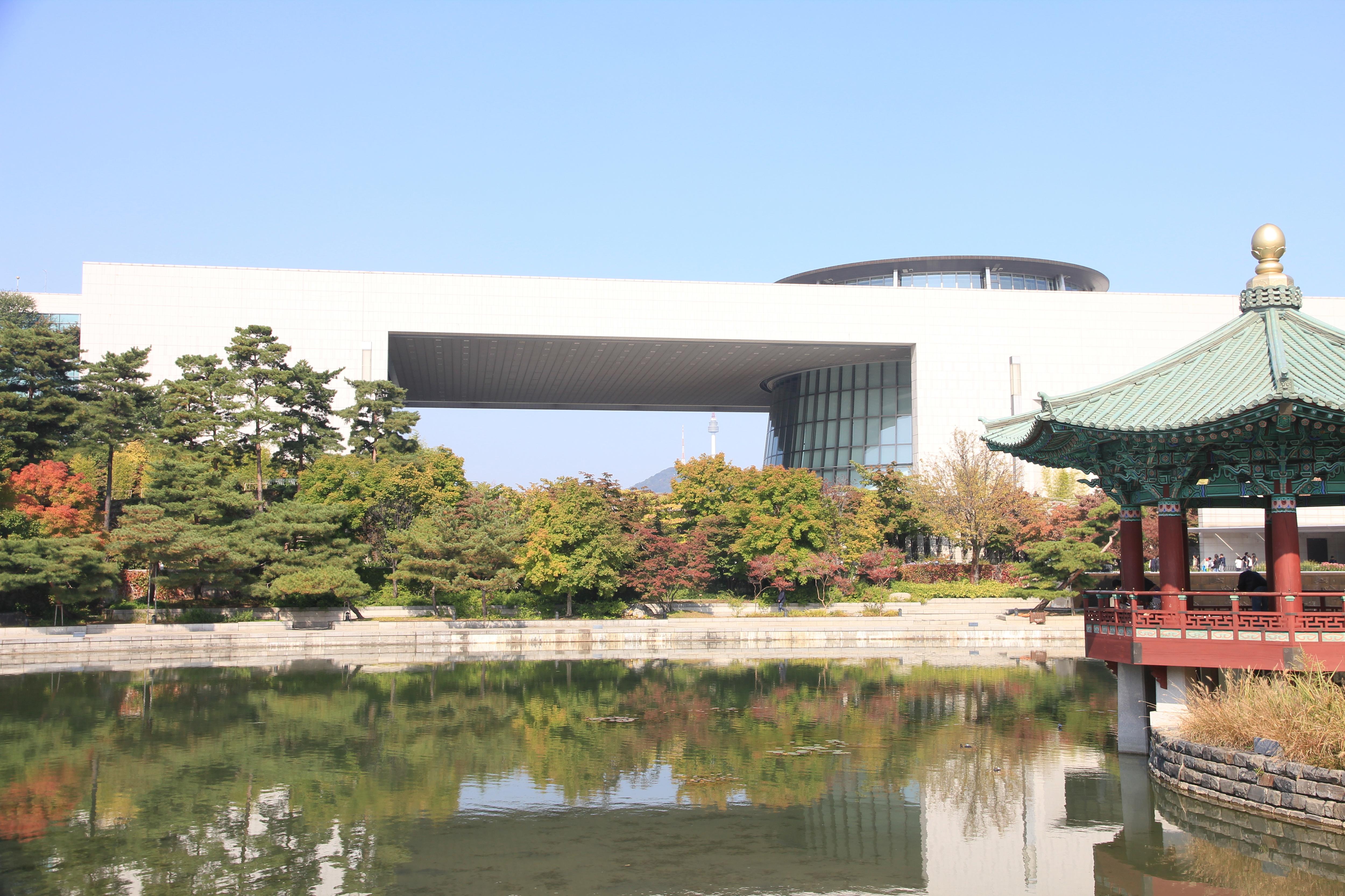 National Museum of Korea featuring modern architecture