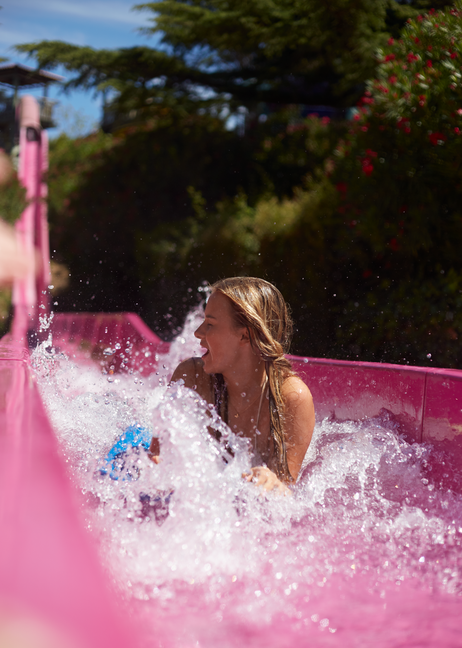 Des étudiants dans un parc d'attractions