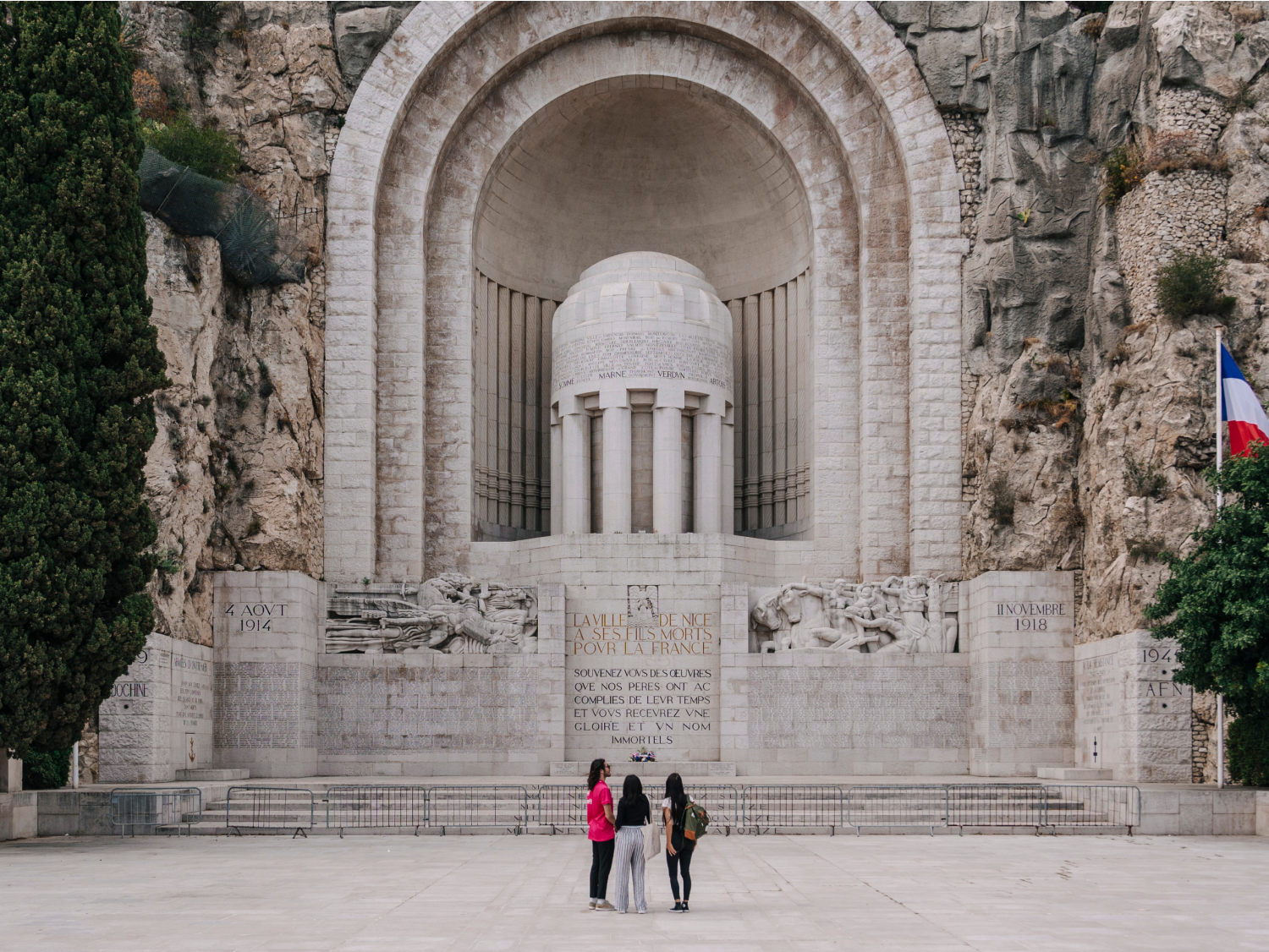 Students Sightseeing At Memorial