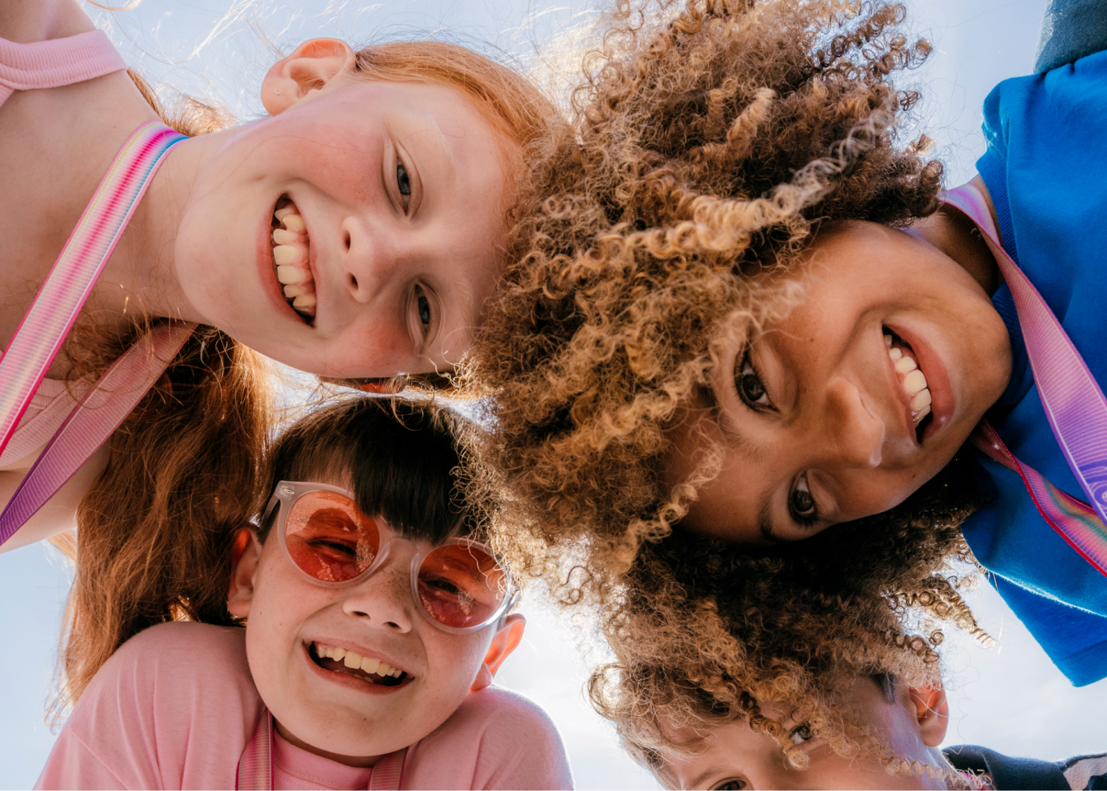 Kinderen lopen met een leider
