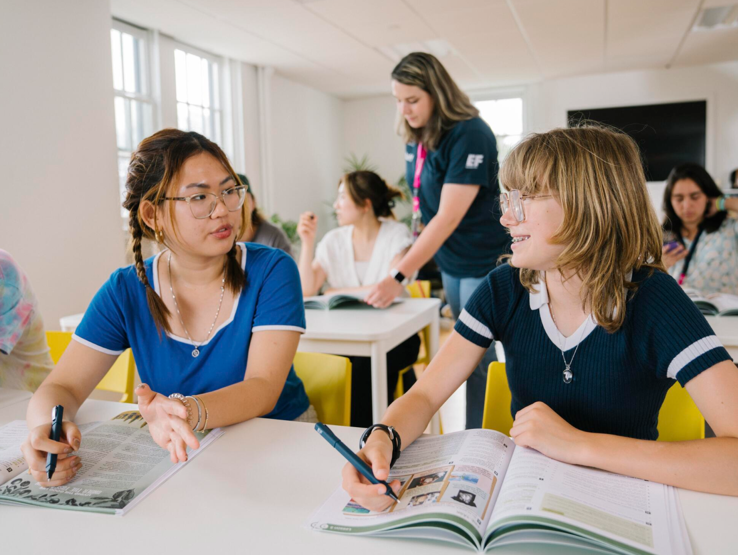 Tieners kijken naar de oceaan