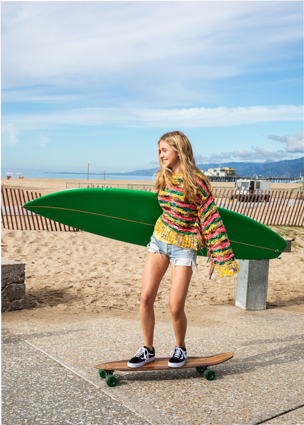Un étudiant avec une planche de surf