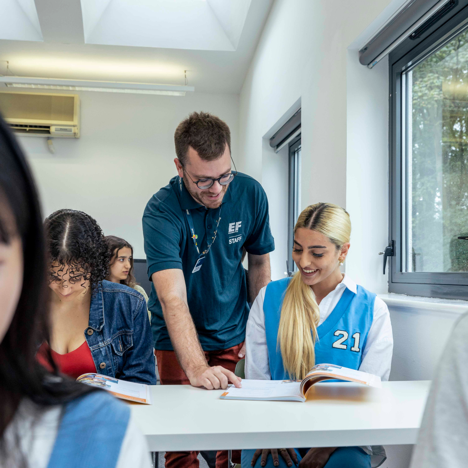 Un professeur en train d'enseigner 