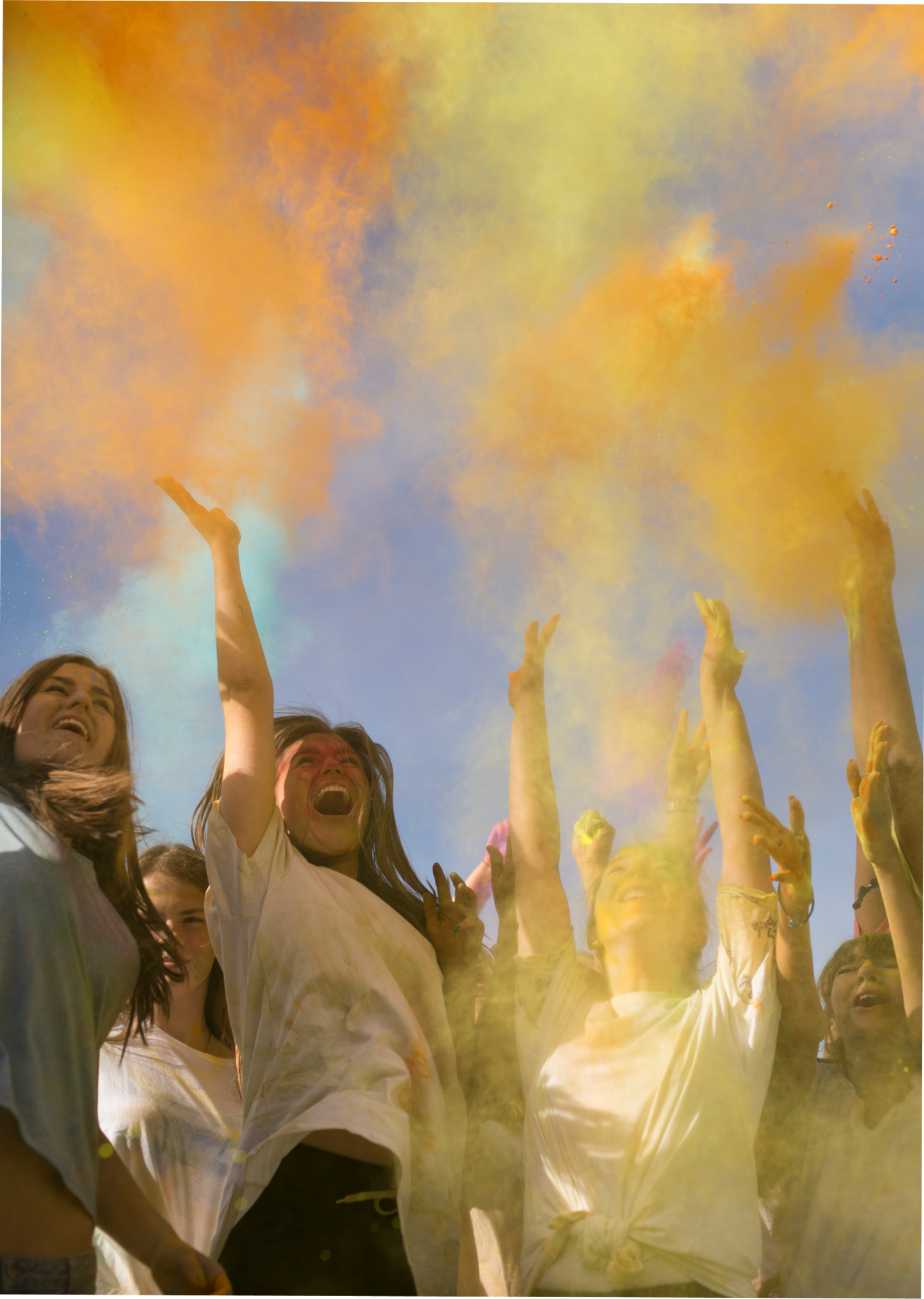 Des étudiants jouent à Holi