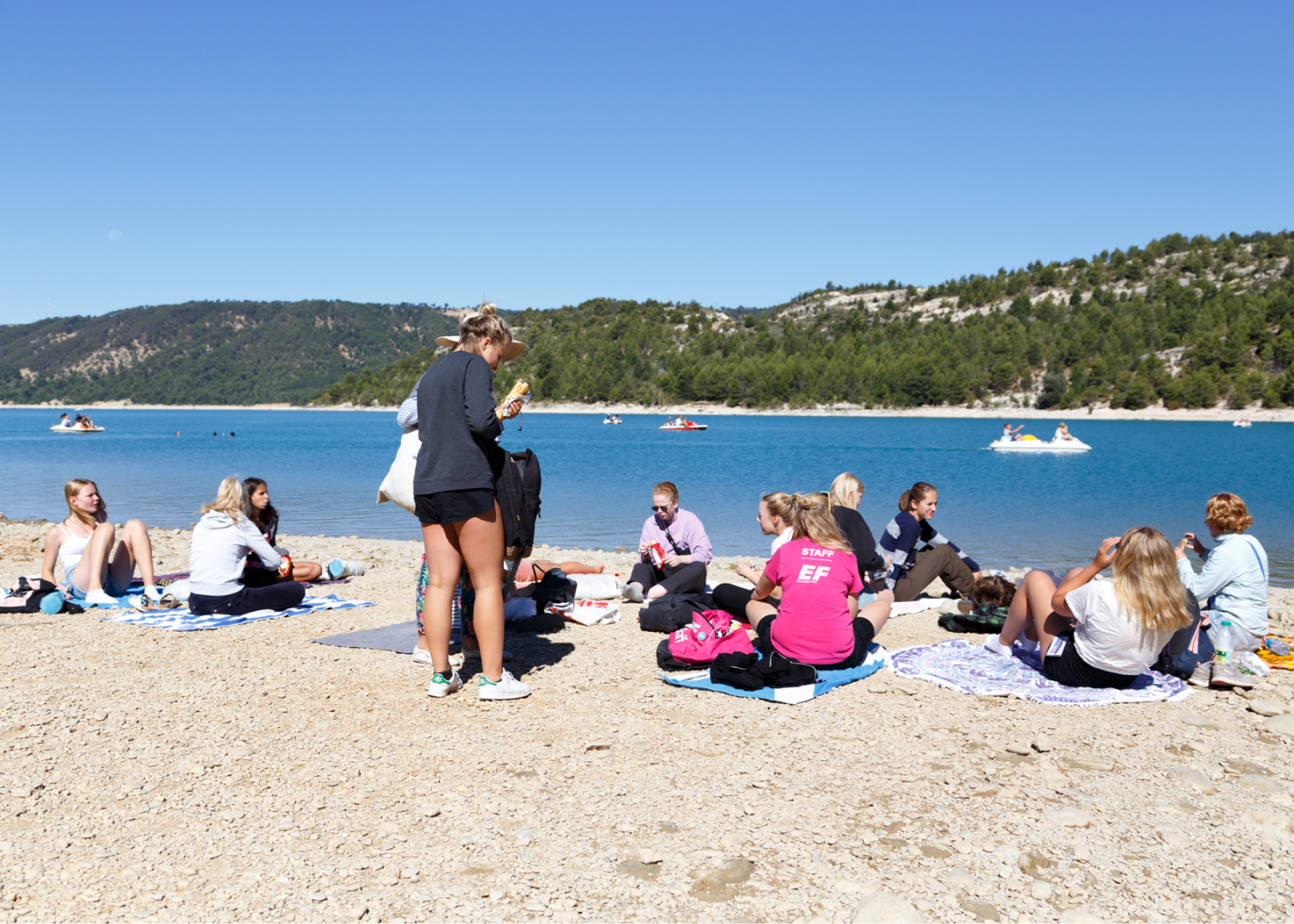 Des étudiants près de la plage
