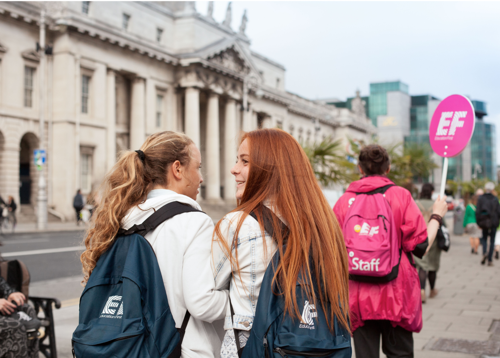Promenade des étudiants dans la ville