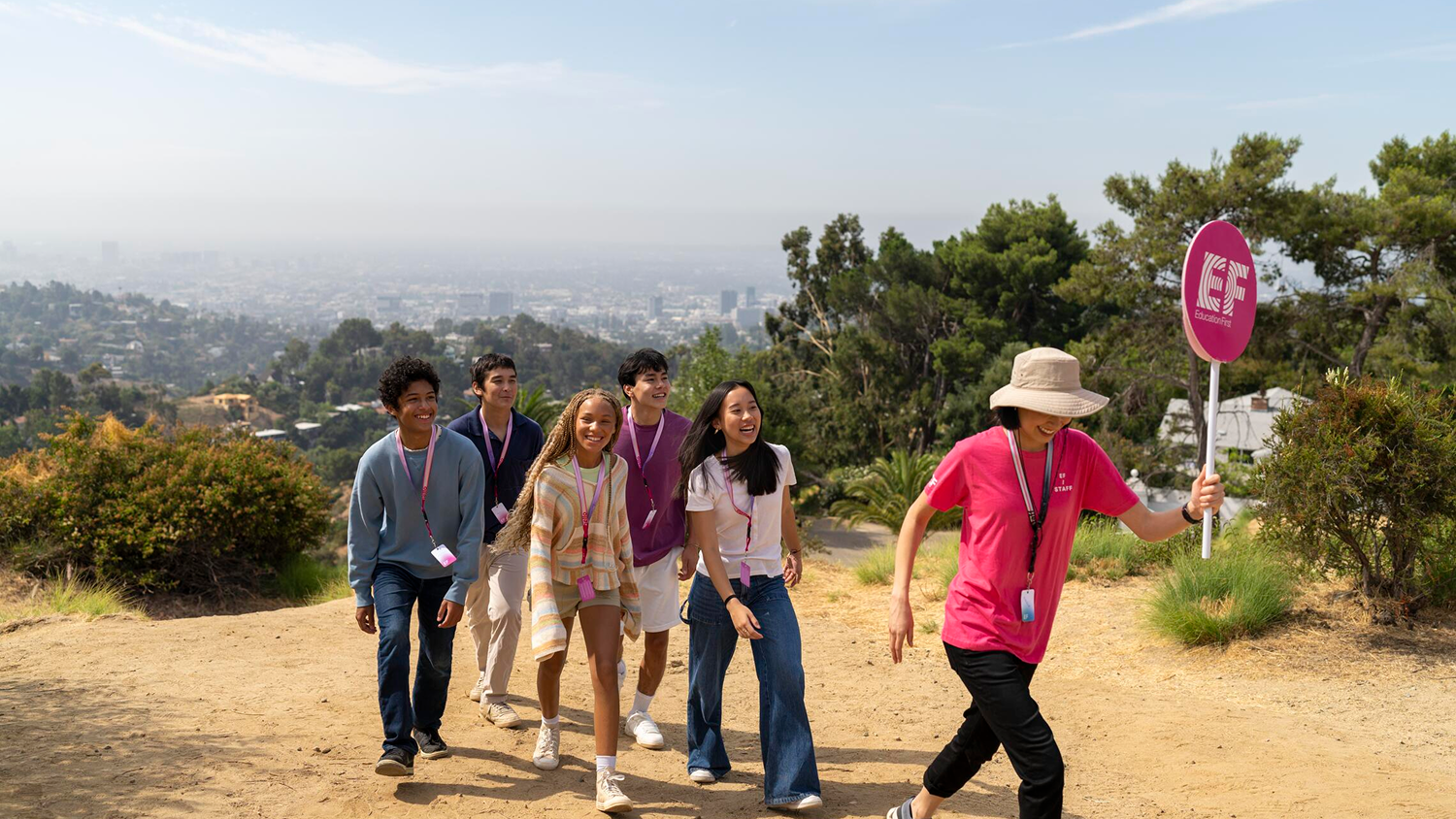 Studenten en EF-leider op een wandeling