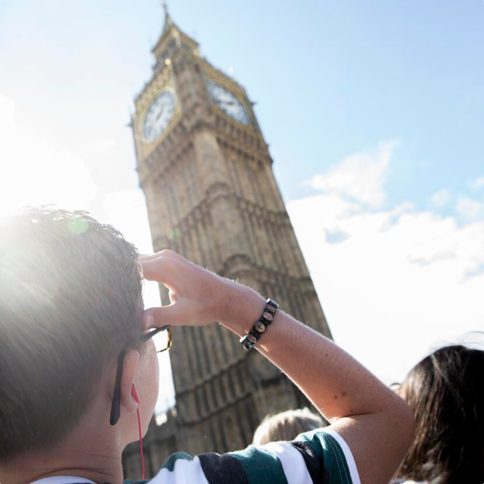 Kind kijkt naar de Big Ben