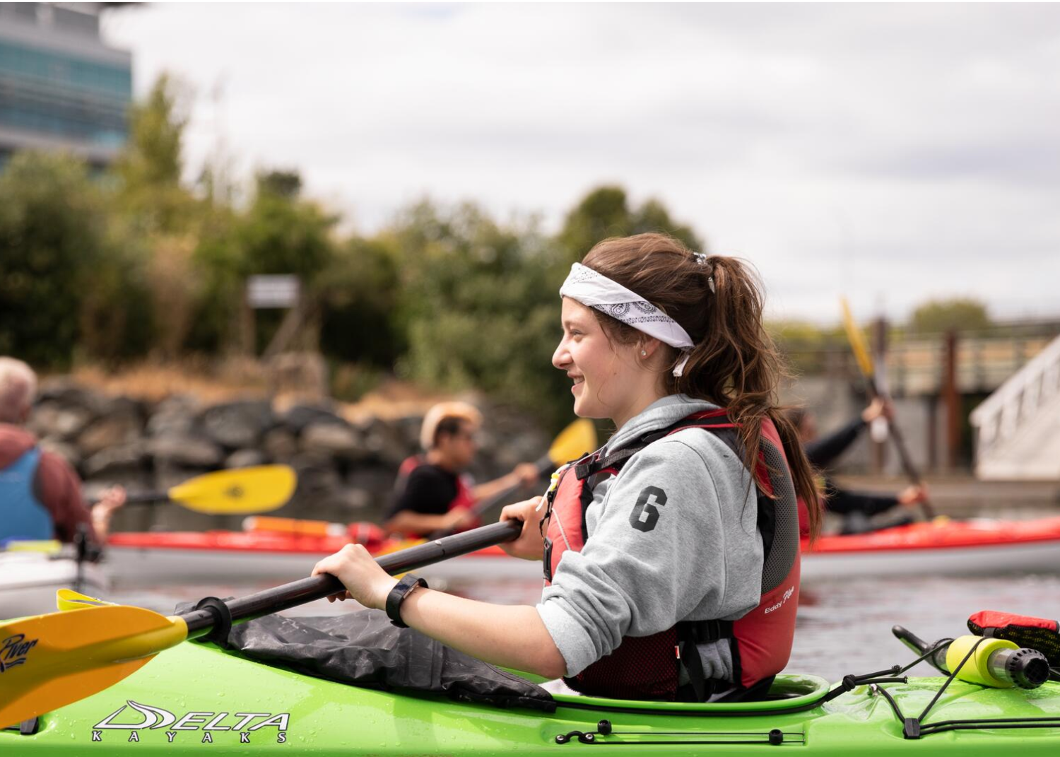 Des étudiants en kayak