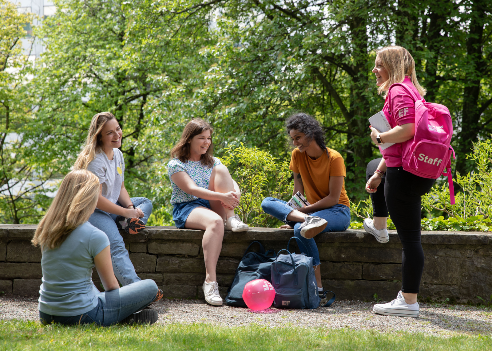 Des étudiants et le personnel en train de discuter