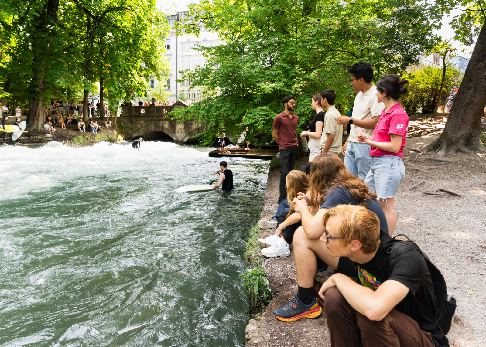 Des étudiants surfant sur la rivière Eisbach