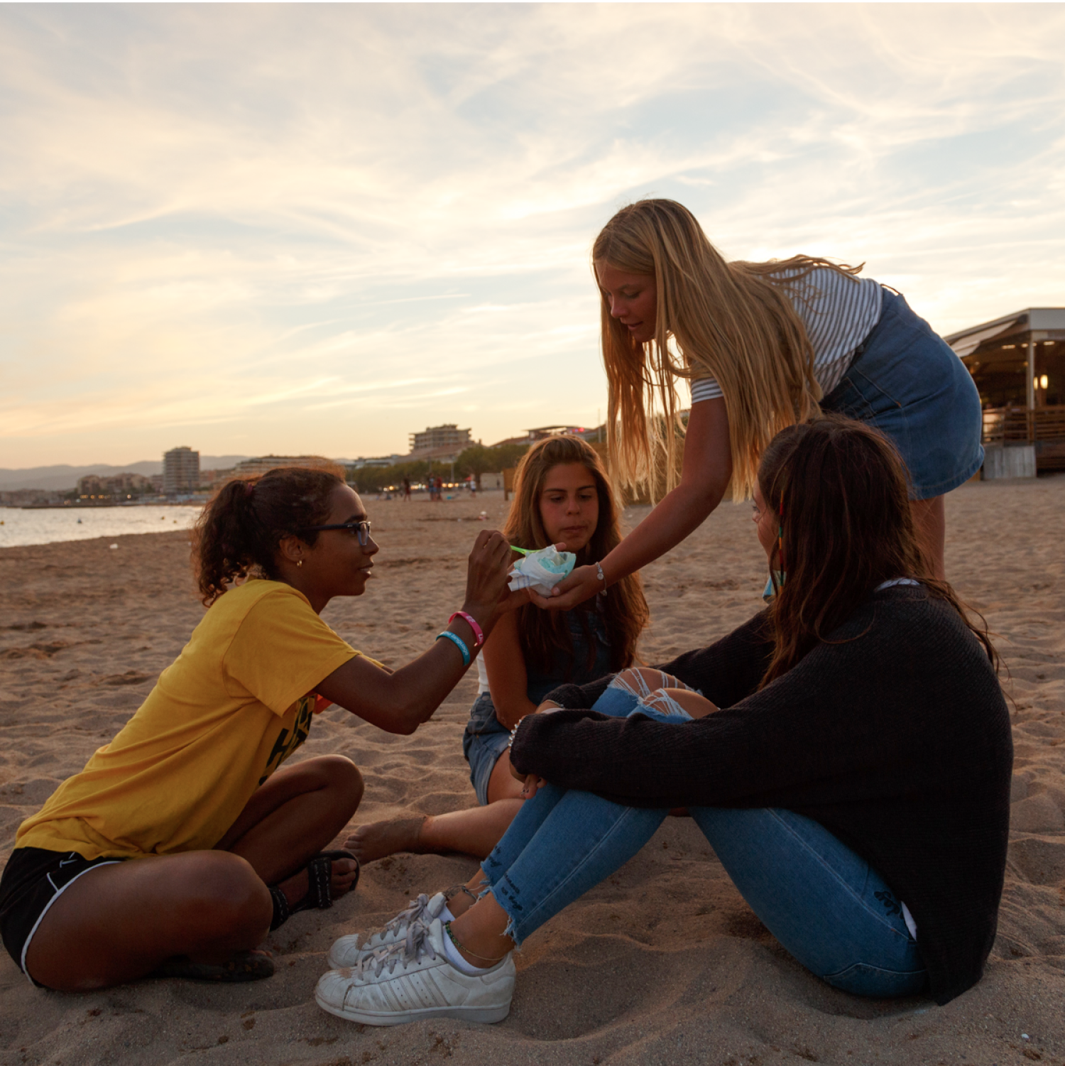 Des étudiants près de la plage