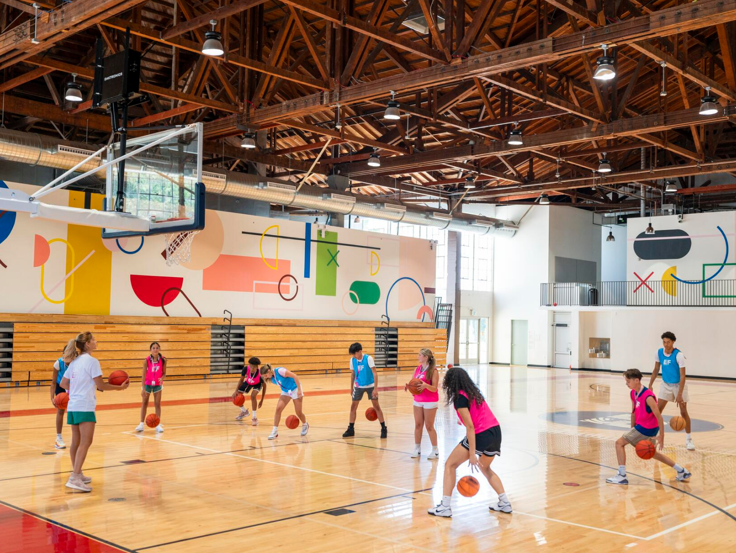 Basketbol oynayan öğrenciler