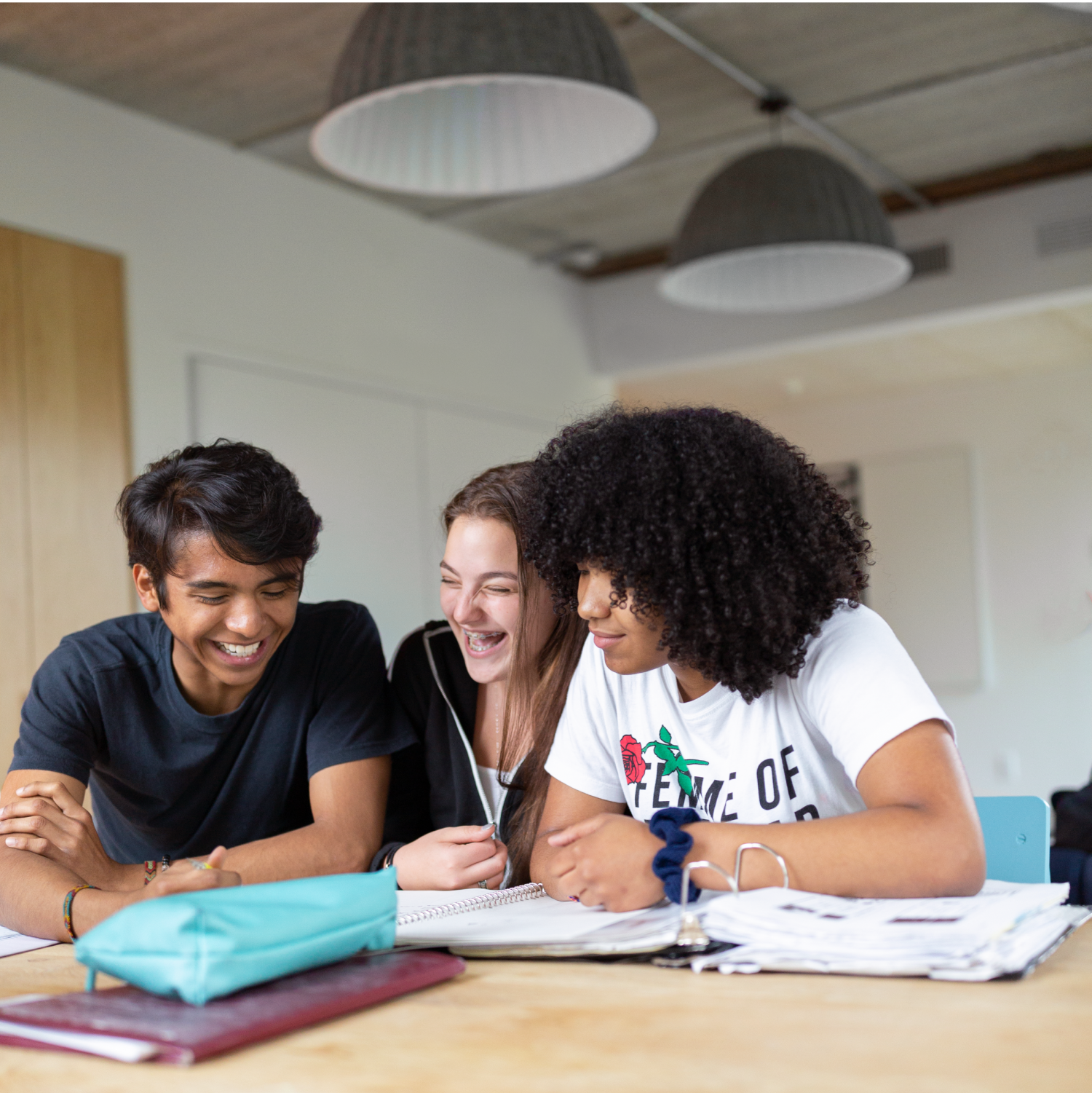 Des étudiants qui étudient 