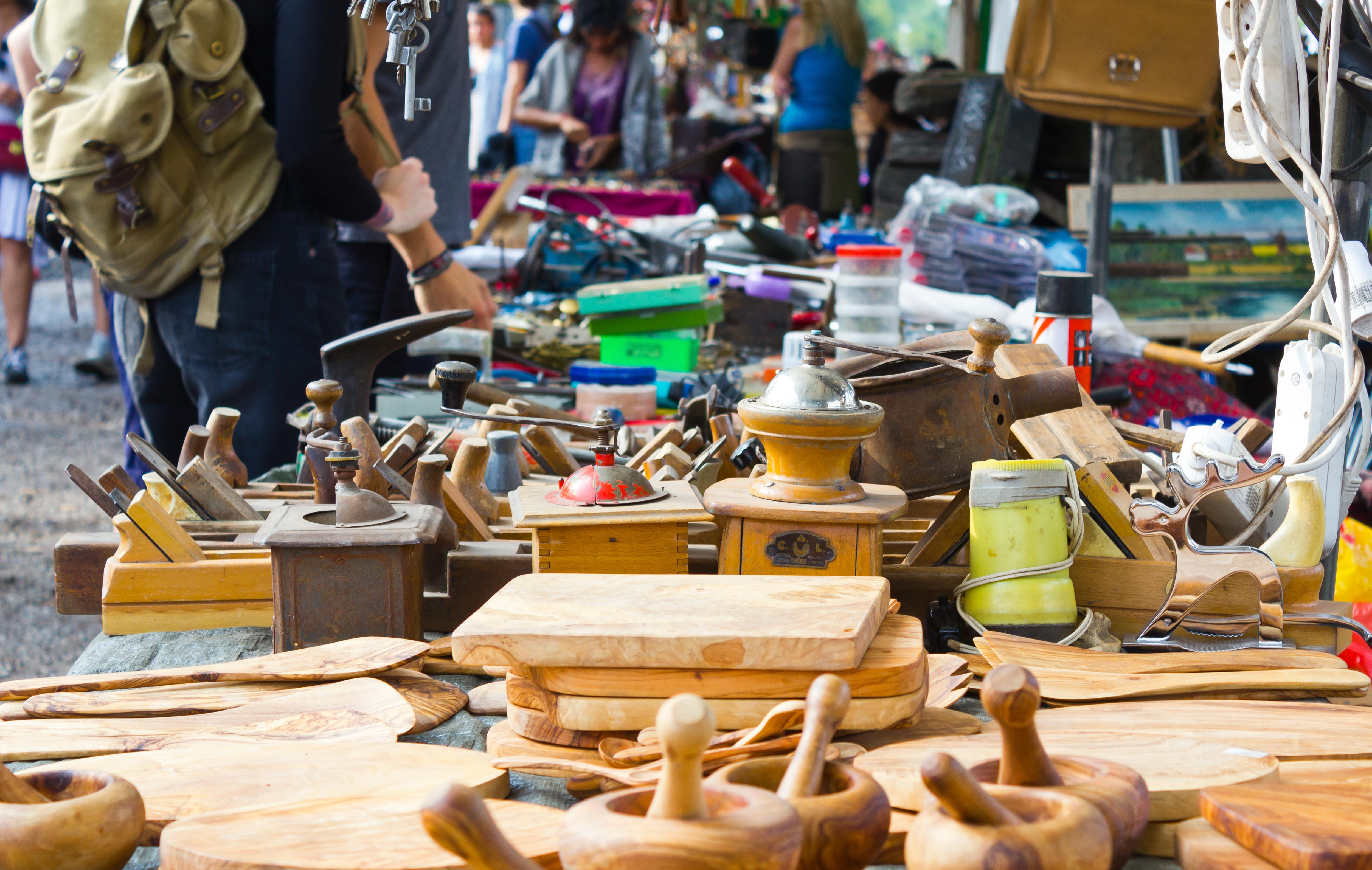 Students explore a local flea market, discovering handcrafted goods and experiencing the culture of a vibrant community setting
