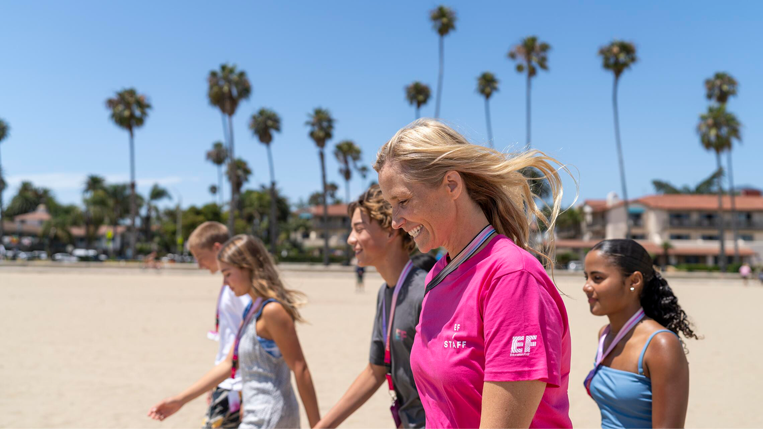 Studenti e leader dell'EF camminano sulla spiaggia