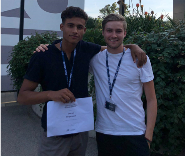 Daniel spiller fodbold i England med EF