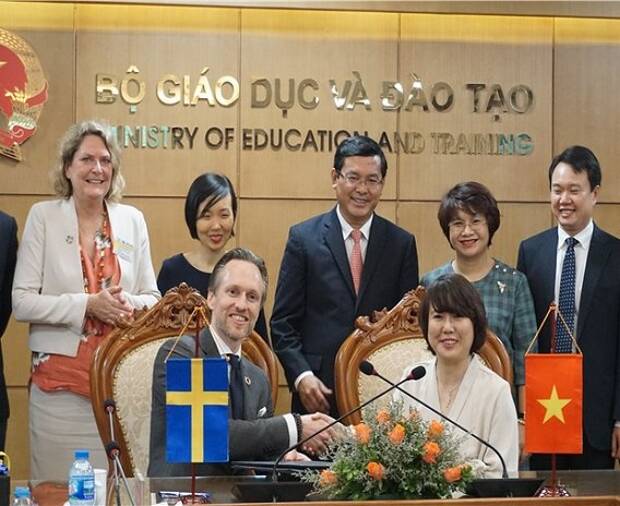 KÝ KẾT BIÊN BẢN GHI NHỚ GIỮA BQL ĐỀ ÁN NGOẠI NGỮ QUỐC GIA VÀ EF EDUCATION FIRST