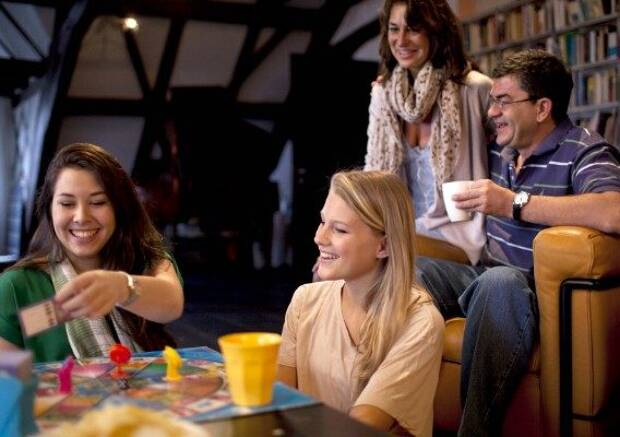 ¿Vivir con una familia? ¿O mejor en una residencia?
